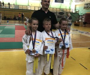 Młodzi karatecy przywieźli 16 medali