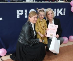 XX Festiwal Piosenki w Polskim Gronowie - gratulacje zastępca burmistrza Joanna Kamińska, dyrektor szkoły