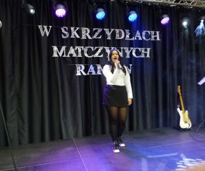 W skrzydłach matczynych ramion