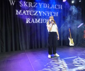 W skrzydłach matczynych ramion