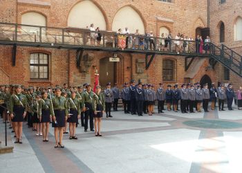 uroczystość na dziedzińcu zamkowym